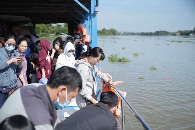 Phóng sinh tại bến phà Bình Mỹ