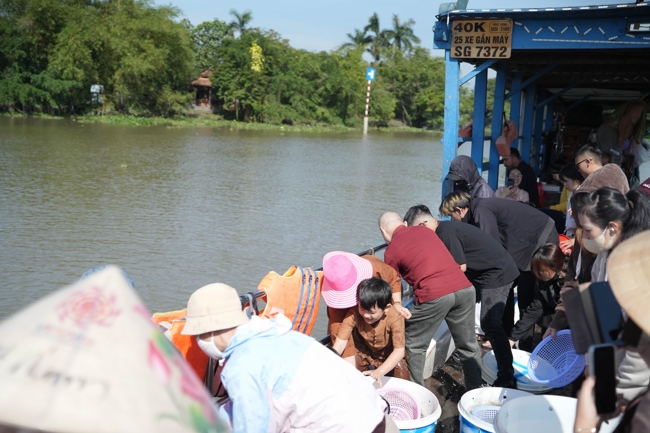 Phóng sinh tại bến phà Bình Mỹ