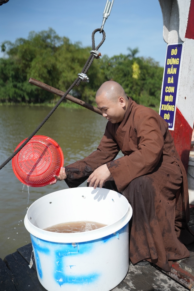 Phóng sinh tại bến phà Bình Mỹ