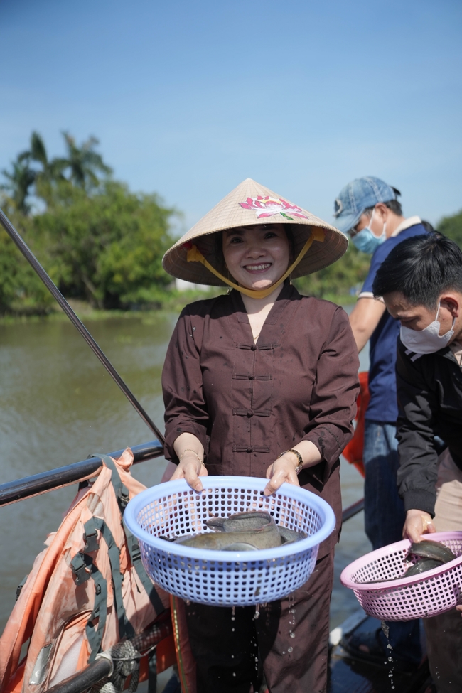 Phóng sinh tại bến phà Bình Mỹ