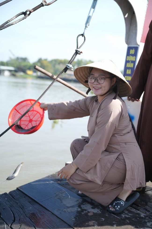 Phóng sinh tại bến phà Bình Mỹ