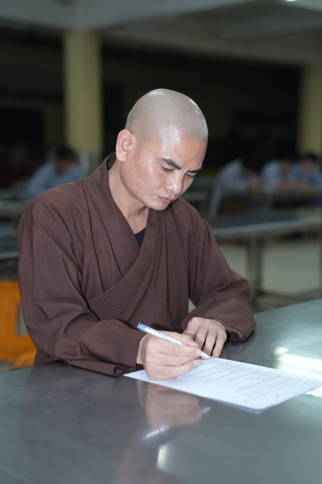 Chư Tăng và Phật tử ôn lại cuộc đời và đạo nghiệp Tổ khai sáng chùa Hoằng Pháp