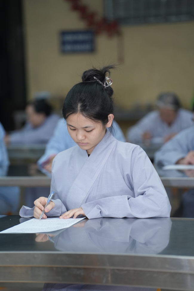 Chư Tăng và Phật tử ôn lại cuộc đời và đạo nghiệp Tổ khai sáng chùa Hoằng Pháp