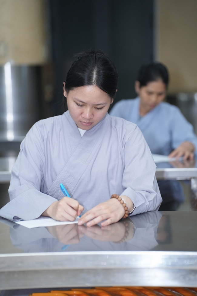 Chư Tăng và Phật tử ôn lại cuộc đời và đạo nghiệp Tổ khai sáng chùa Hoằng Pháp