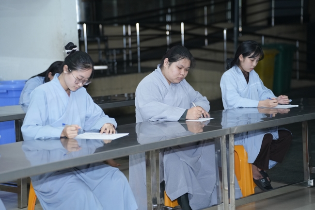 Chư Tăng và Phật tử ôn lại cuộc đời và đạo nghiệp Tổ khai sáng chùa Hoằng Pháp