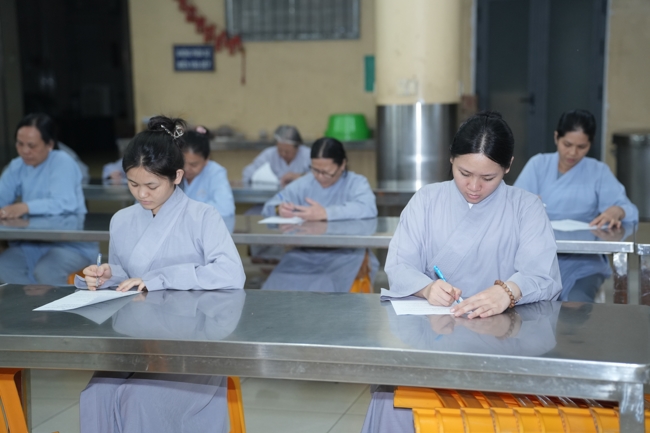 Chư Tăng và Phật tử ôn lại cuộc đời và đạo nghiệp Tổ khai sáng chùa Hoằng Pháp