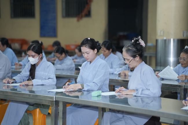 Chư Tăng và Phật tử ôn lại cuộc đời và đạo nghiệp Tổ khai sáng chùa Hoằng Pháp