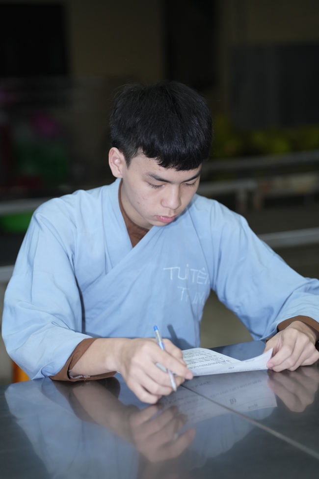 Chư Tăng và Phật tử ôn lại cuộc đời và đạo nghiệp Tổ khai sáng chùa Hoằng Pháp