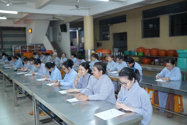 Chư Tăng và Phật tử ôn lại cuộc đời và đạo nghiệp Tổ khai sáng chùa Hoằng Pháp