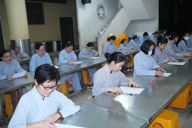 Chư Tăng và Phật tử ôn lại cuộc đời và đạo nghiệp Tổ khai sáng chùa Hoằng Pháp