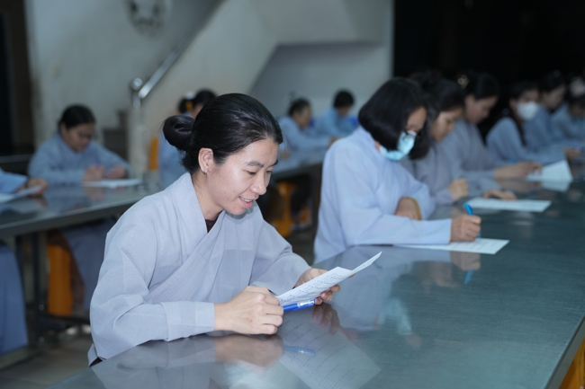 Chư Tăng và Phật tử ôn lại cuộc đời và đạo nghiệp Tổ khai sáng chùa Hoằng Pháp