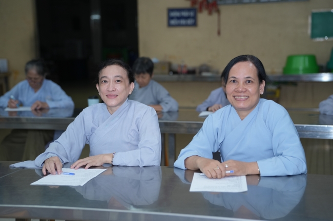 Chư Tăng và Phật tử ôn lại cuộc đời và đạo nghiệp Tổ khai sáng chùa Hoằng Pháp