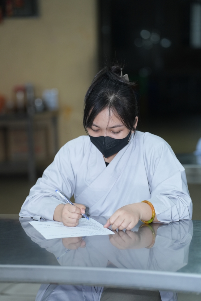 Chư Tăng và Phật tử ôn lại cuộc đời và đạo nghiệp Tổ khai sáng chùa Hoằng Pháp