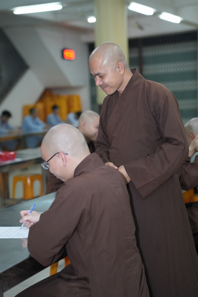 Chư Tăng và Phật tử ôn lại cuộc đời và đạo nghiệp Tổ khai sáng chùa Hoằng Pháp