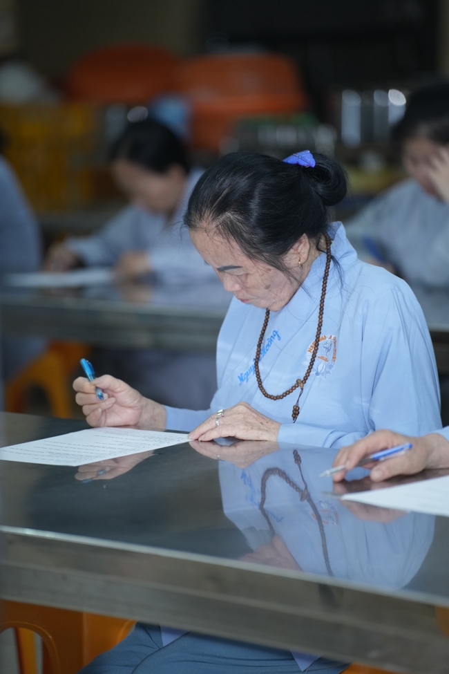 Chư Tăng và Phật tử ôn lại cuộc đời và đạo nghiệp Tổ khai sáng chùa Hoằng Pháp