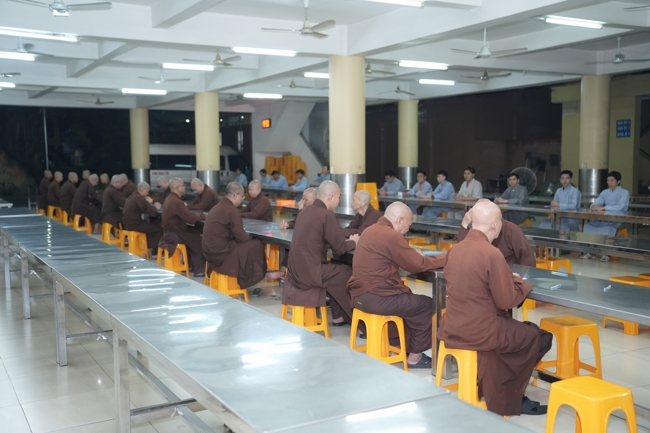 Chư Tăng và Phật tử ôn lại cuộc đời và đạo nghiệp Tổ khai sáng chùa Hoằng Pháp