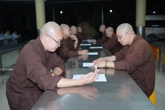 Chư Tăng và Phật tử ôn lại cuộc đời và đạo nghiệp Tổ khai sáng chùa Hoằng Pháp