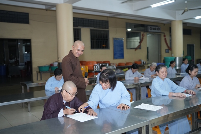 Chư Tăng và Phật tử ôn lại cuộc đời và đạo nghiệp Tổ khai sáng chùa Hoằng Pháp