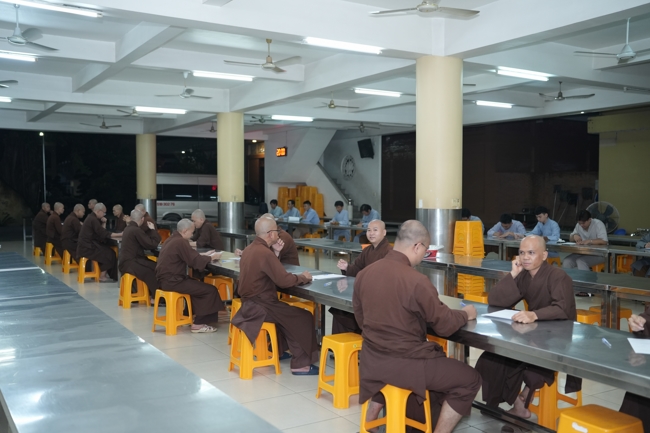 Chư Tăng và Phật tử ôn lại cuộc đời và đạo nghiệp Tổ khai sáng chùa Hoằng Pháp