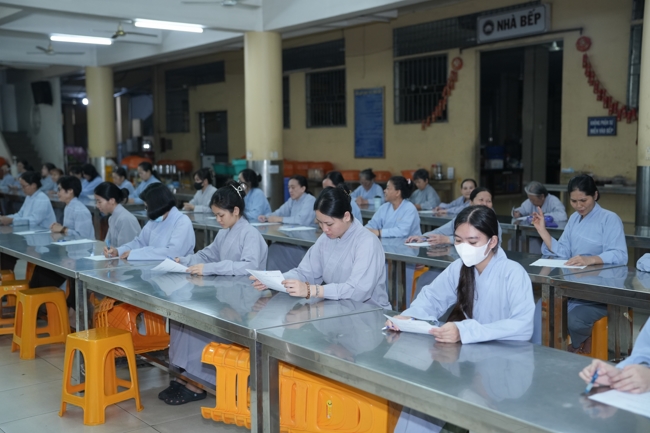 Chư Tăng và Phật tử ôn lại cuộc đời và đạo nghiệp Tổ khai sáng chùa Hoằng Pháp