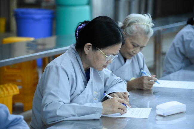 Chư Tăng và Phật tử ôn lại cuộc đời và đạo nghiệp Tổ khai sáng chùa Hoằng Pháp