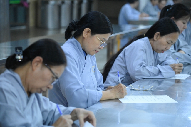 Chư Tăng và Phật tử ôn lại cuộc đời và đạo nghiệp Tổ khai sáng chùa Hoằng Pháp