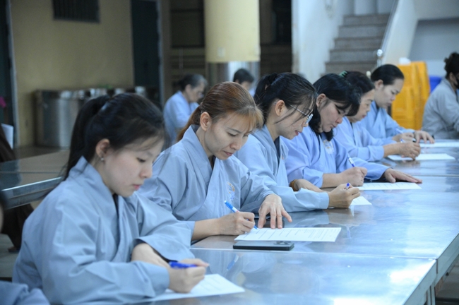 Chư Tăng và Phật tử ôn lại cuộc đời và đạo nghiệp Tổ khai sáng chùa Hoằng Pháp