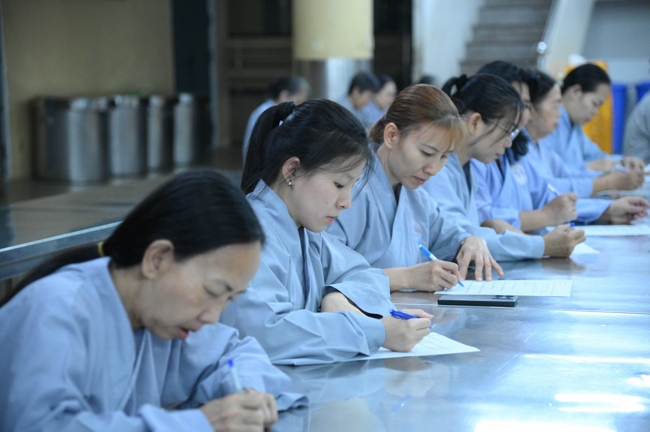 Chư Tăng và Phật tử ôn lại cuộc đời và đạo nghiệp Tổ khai sáng chùa Hoằng Pháp