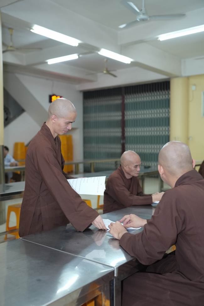 Chư Tăng và Phật tử ôn lại cuộc đời và đạo nghiệp Tổ khai sáng chùa Hoằng Pháp