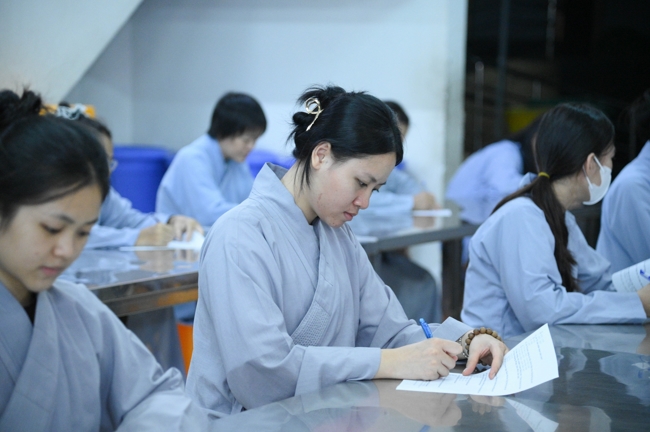 Chư Tăng và Phật tử ôn lại cuộc đời và đạo nghiệp Tổ khai sáng chùa Hoằng Pháp