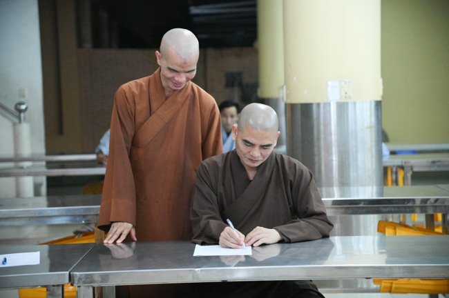 Chư Tăng và Phật tử ôn lại cuộc đời và đạo nghiệp Tổ khai sáng chùa Hoằng Pháp