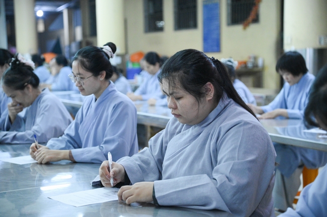 Chư Tăng và Phật tử ôn lại cuộc đời và đạo nghiệp Tổ khai sáng chùa Hoằng Pháp