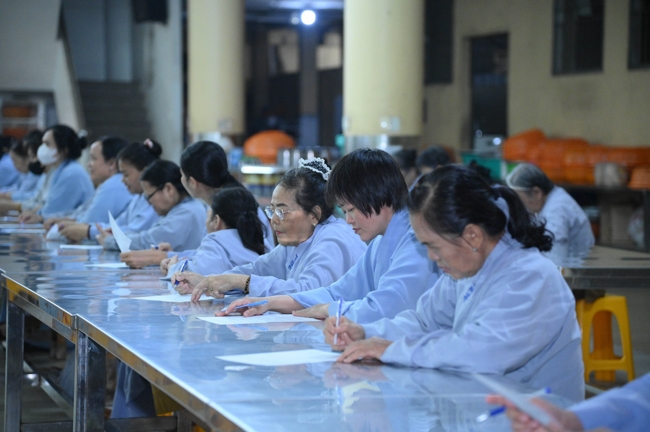 Chư Tăng và Phật tử ôn lại cuộc đời và đạo nghiệp Tổ khai sáng chùa Hoằng Pháp