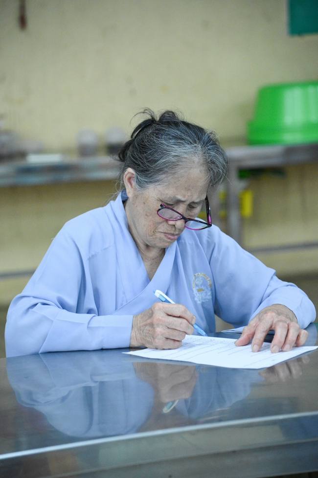 Chư Tăng và Phật tử ôn lại cuộc đời và đạo nghiệp Tổ khai sáng chùa Hoằng Pháp