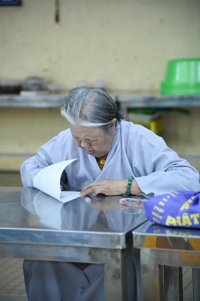 Chư Tăng và Phật tử ôn lại cuộc đời và đạo nghiệp Tổ khai sáng chùa Hoằng Pháp