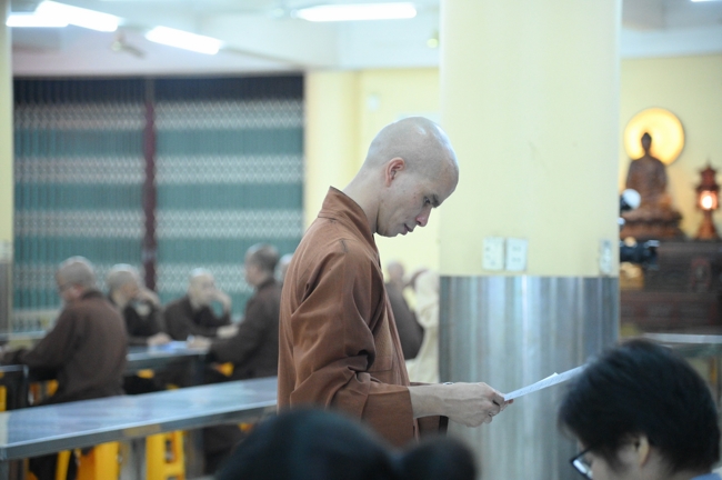 Chư Tăng và Phật tử ôn lại cuộc đời và đạo nghiệp Tổ khai sáng chùa Hoằng Pháp