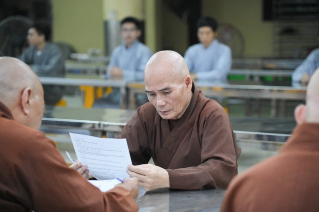 Chư Tăng và Phật tử ôn lại cuộc đời và đạo nghiệp Tổ khai sáng chùa Hoằng Pháp