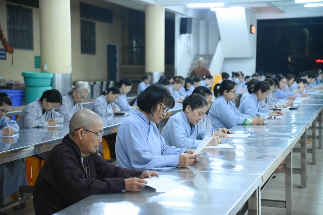 Chư Tăng và Phật tử ôn lại cuộc đời và đạo nghiệp Tổ khai sáng chùa Hoằng Pháp