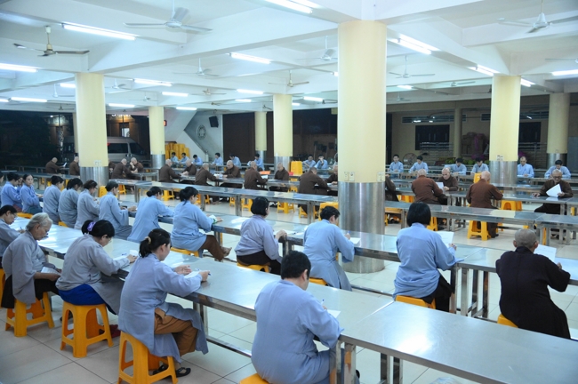 Chư Tăng và Phật tử ôn lại cuộc đời và đạo nghiệp Tổ khai sáng chùa Hoằng Pháp