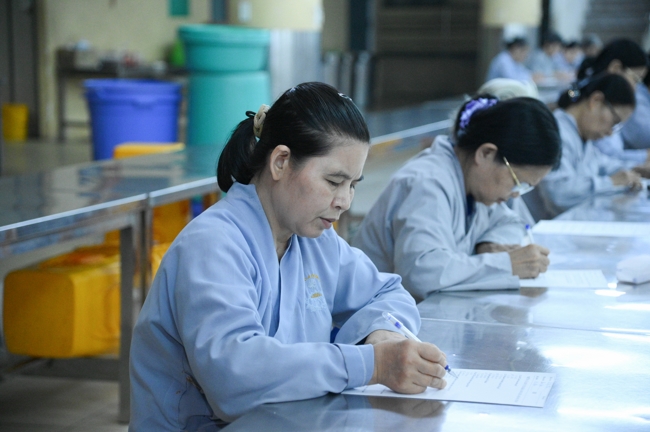 Chư Tăng và Phật tử ôn lại cuộc đời và đạo nghiệp Tổ khai sáng chùa Hoằng Pháp