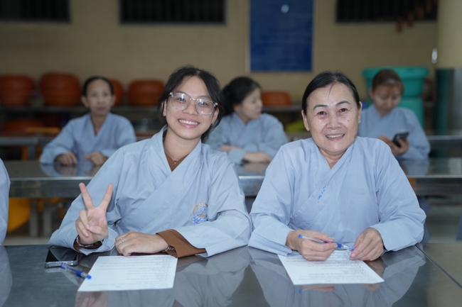 Chư Tăng và Phật tử ôn lại cuộc đời và đạo nghiệp Tổ khai sáng chùa Hoằng Pháp