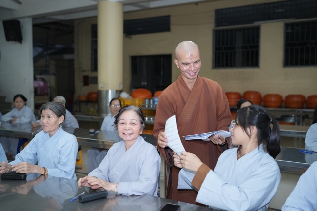 Chư Tăng và Phật tử ôn lại cuộc đời và đạo nghiệp Tổ khai sáng chùa Hoằng Pháp