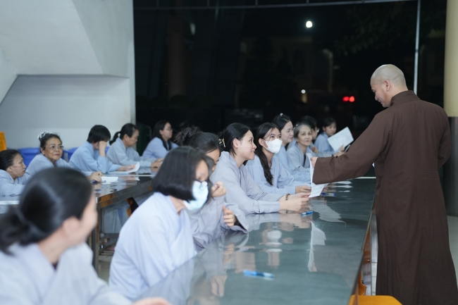 Chư Tăng và Phật tử ôn lại cuộc đời và đạo nghiệp Tổ khai sáng chùa Hoằng Pháp