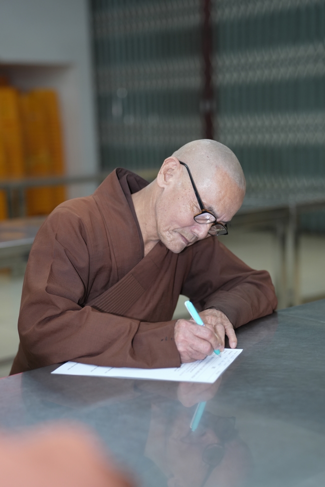 Chư Tăng và Phật tử ôn lại cuộc đời và đạo nghiệp Tổ khai sáng chùa Hoằng Pháp