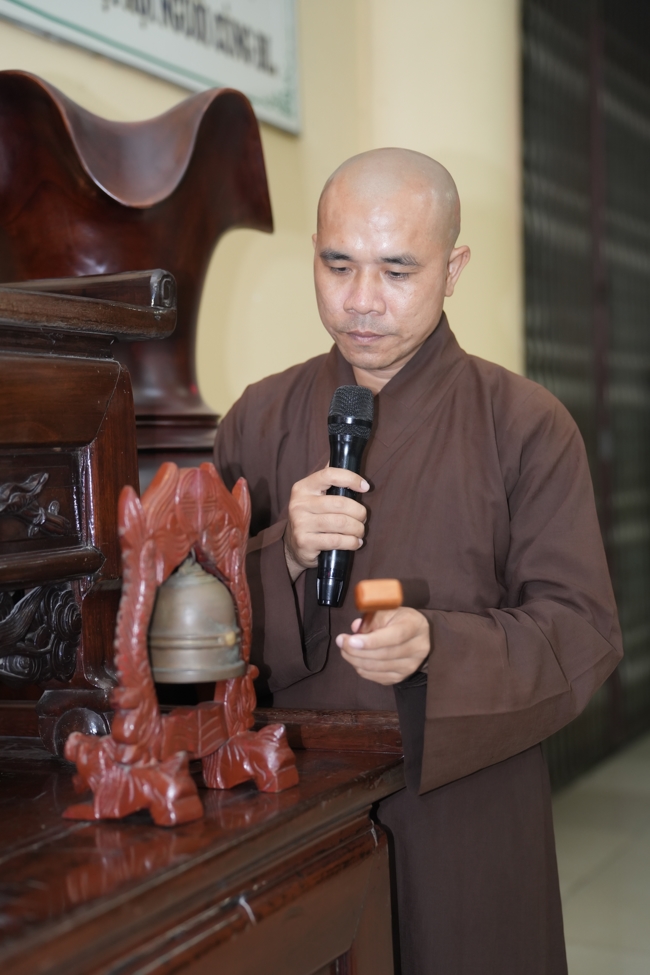 Chư Tăng và Phật tử ôn lại cuộc đời và đạo nghiệp Tổ khai sáng chùa Hoằng Pháp