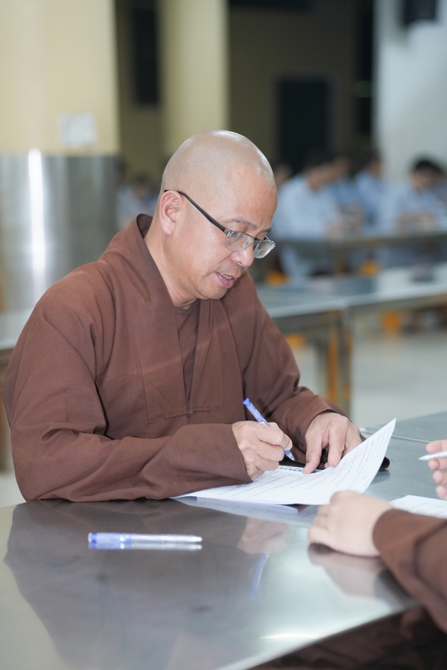 Chư Tăng và Phật tử ôn lại cuộc đời và đạo nghiệp Tổ khai sáng chùa Hoằng Pháp