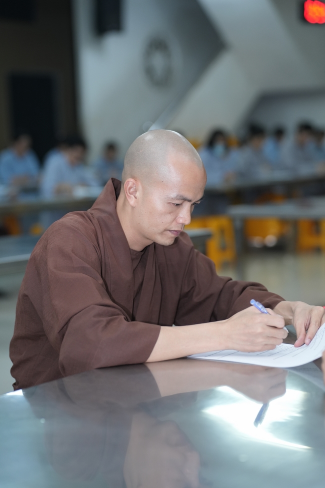 Chư Tăng và Phật tử ôn lại cuộc đời và đạo nghiệp Tổ khai sáng chùa Hoằng Pháp