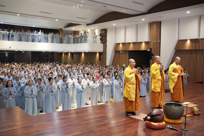 Dharma talk Having no practice is very suffering - Senior Thich Tri Hue in the 107th Seven-day Retreat