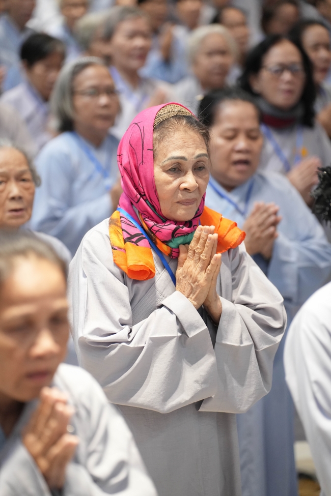 Dharma talk Having no practice is very suffering - Senior Thich Tri Hue in the 107th Seven-day Retreat