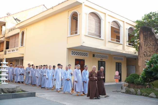 Dharma talk Having no practice is very suffering - Senior Thich Tri Hue in the 107th Seven-day Retreat